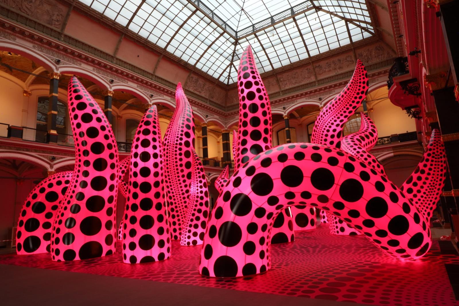 A Bouquet of Love I Saw in the Universe, 2021. Installation view at Yayoi Kusama: A Retrospective, Gropius Bau, Berlin, Germany, 2021 © YAYOI KUSAMA, Courtesy of Ota Fine Arts
